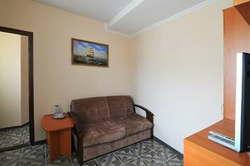 Трехместный номер с балконом в Гостинице КАРО