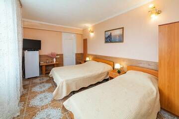 Трехместный номер с балконом в Гостинице КАРО