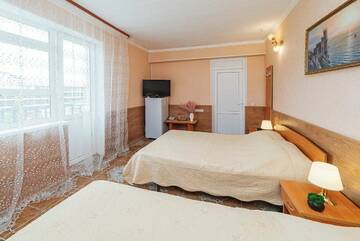 Трехместный номер с балконом в Гостинице КАРО