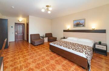 2 корпус Комфорт с балконом вид на бассейн в Гостинице КАРО